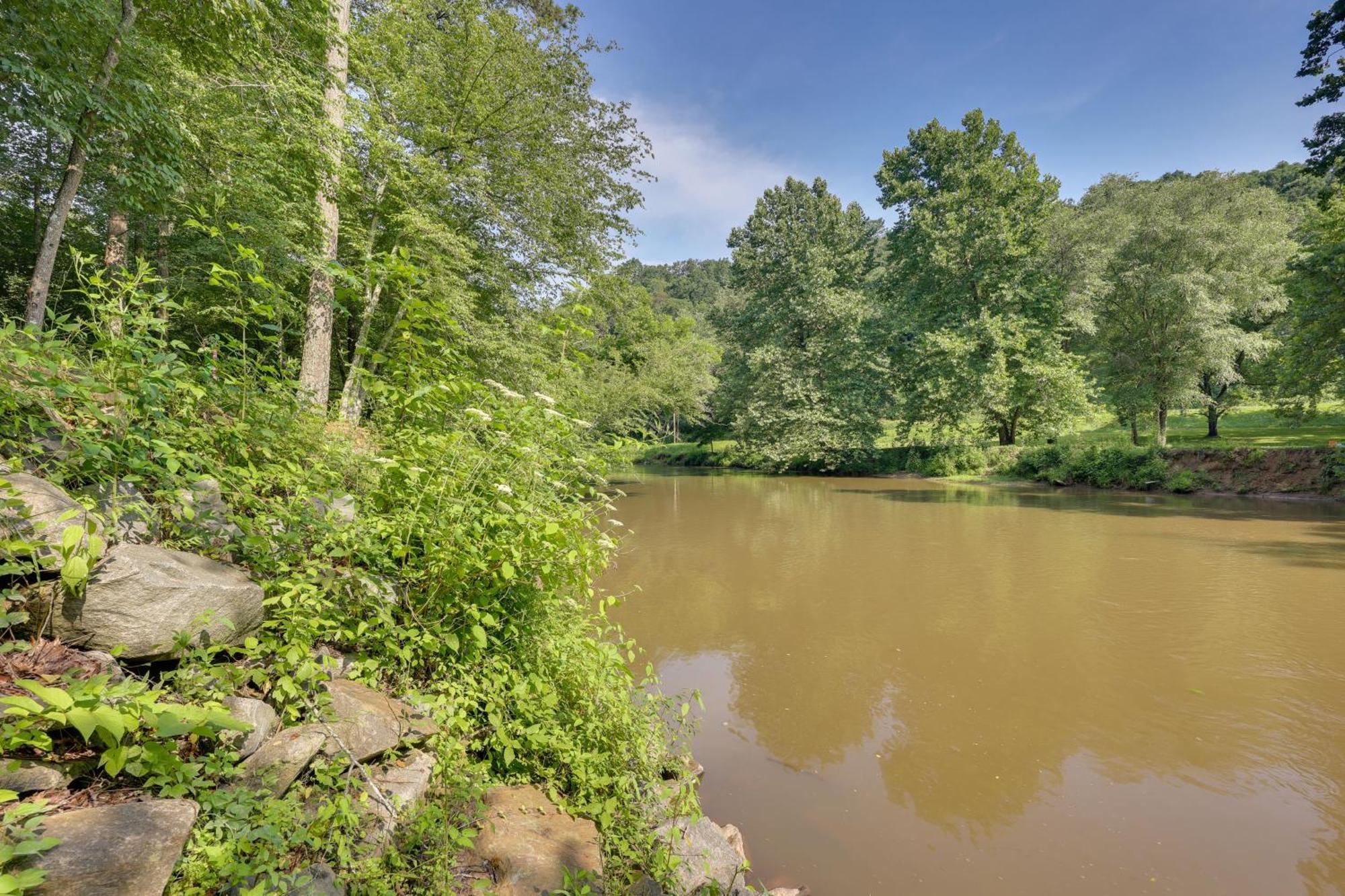 Riverfront Ellijay Cabin With Deck And Pool Access! Exterior foto